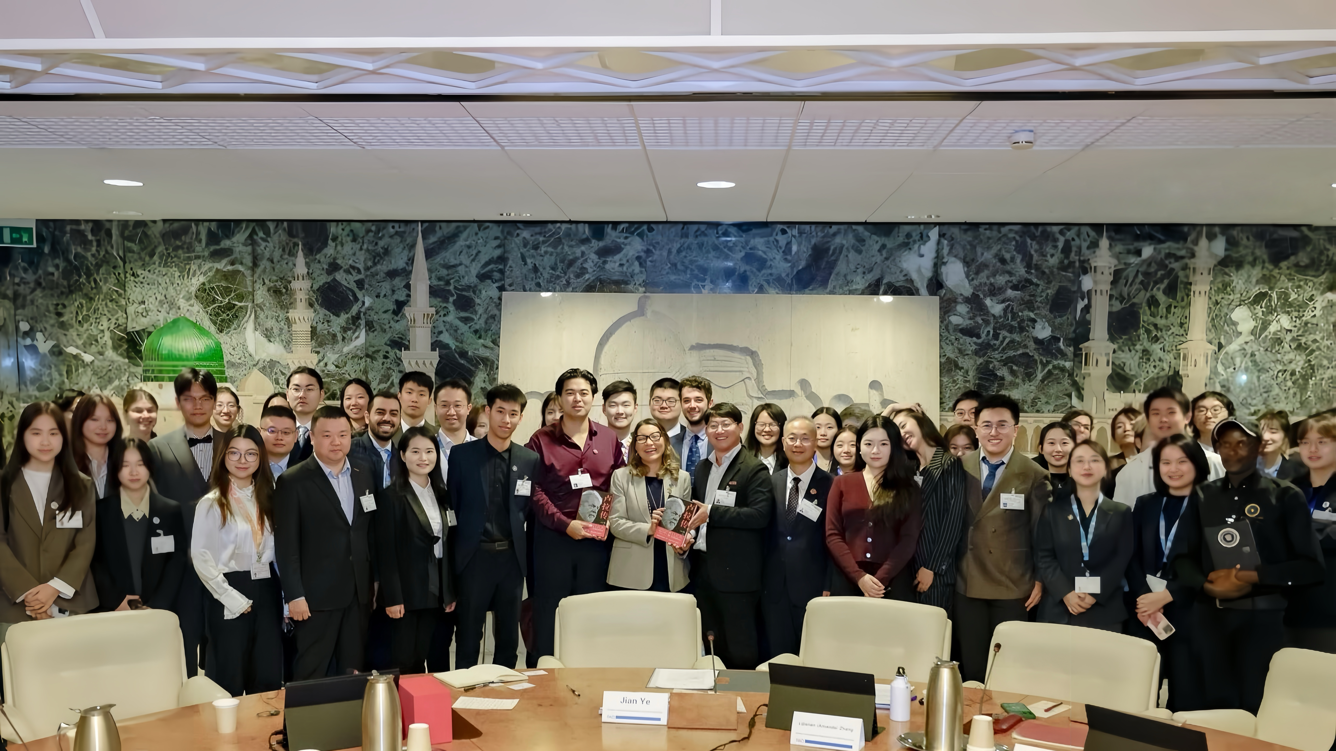 头图备选 会议合照2 .png